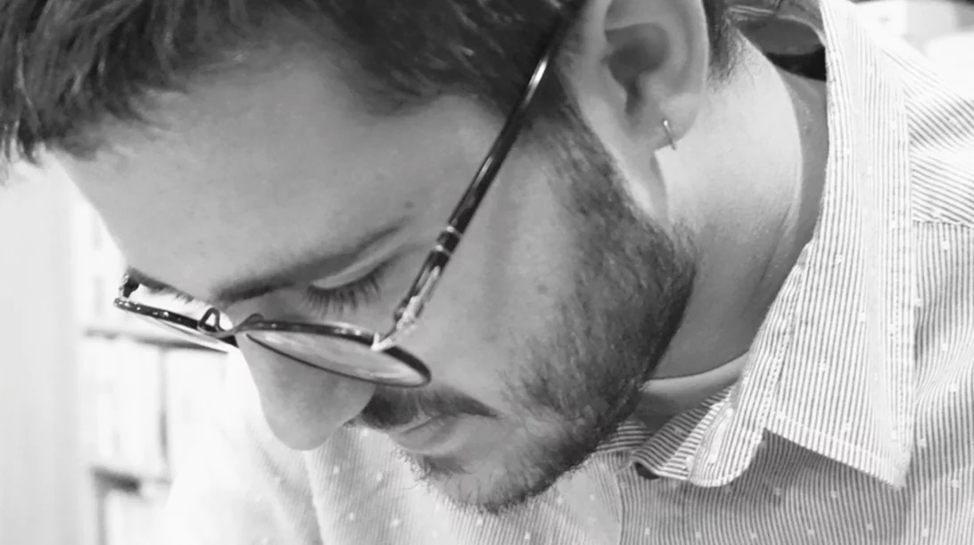 Εβδομάδα Ποίησης στο Αθηνόραμα: Ο Πάνος Στασινός απαντά σε 10 ερωτήσεις