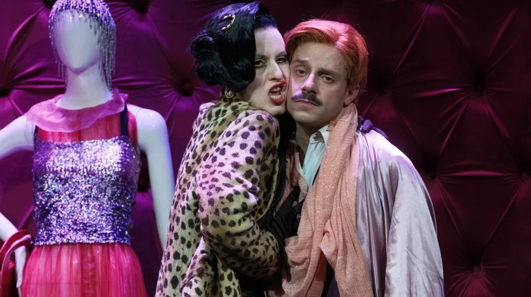 Η απιστία θέλει τέχνη-"Ράφτης κυριών" σε νέες φωτογραφίες από την παράσταση