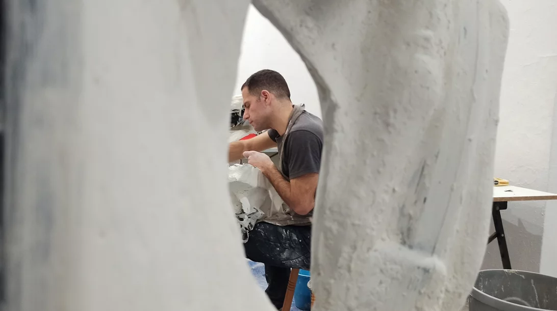 "Crossbreeds": Ο Αύγουστος Βεϊνόγλου προτείνει ένα ανοίκειο μέλλον που θολώνει τα όρια έμψυχου-άψυχου