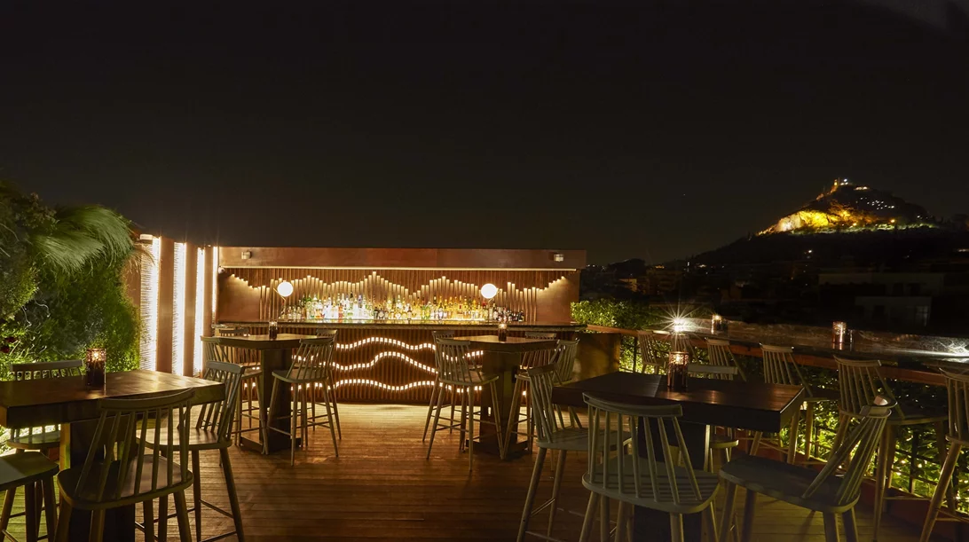 Δροσιστικά κοκτέιλ και ασυναγώνιστη θέα στο "Bar8" του "Μεγάλη Βρεταννία"