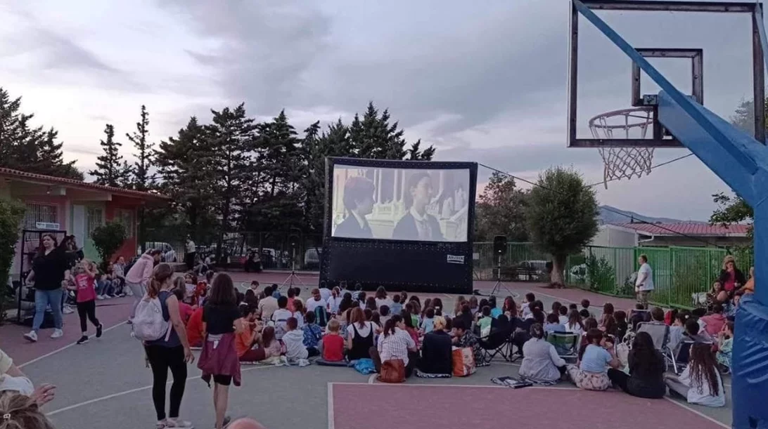 Ένας μήνας δωρεάν προβολές στα προαύλια των σχολείων