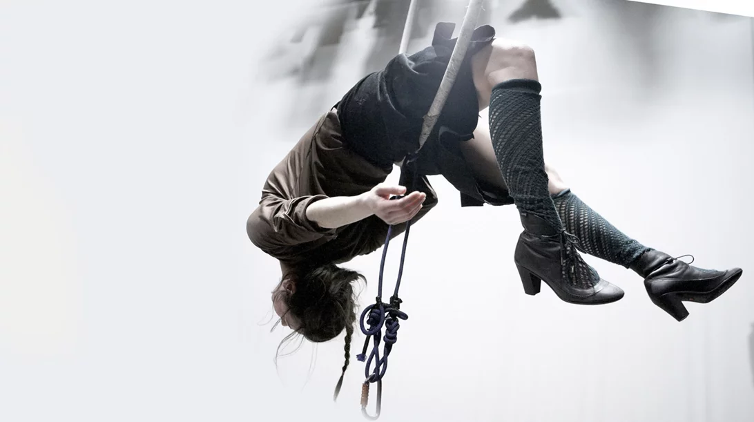 Η ομάδα "κι όμΩς κινείται" ακροβατεί στον κόσμο της "Αλίκης στη Χώρα των Θαυμάτων"