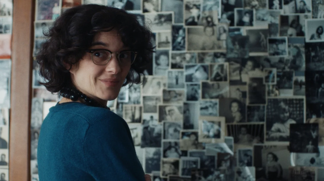 Η Μονά Ασάς γύρισε το "Μικρό Θλιμμένο Κορίτσι" για να καταλάβει τη μαμά της