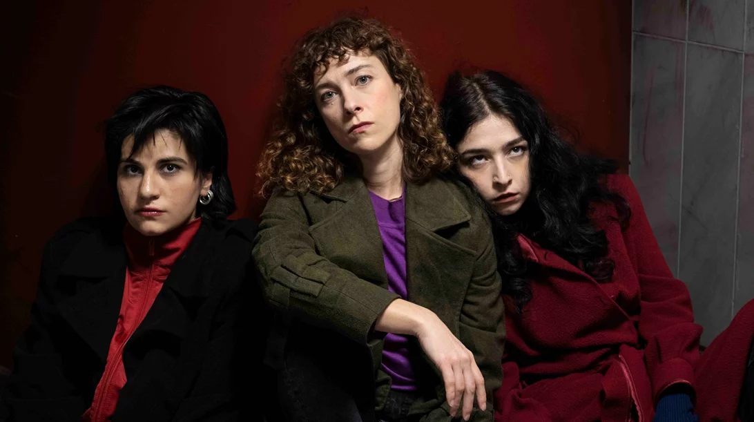 "24 ώρες σ’ έναν κόσμο που δεν μας ανήκει": Ο Παντελής Φλατσούσης συνομιλεί με το "Μίσος" στο Θέατρο Τέχνης