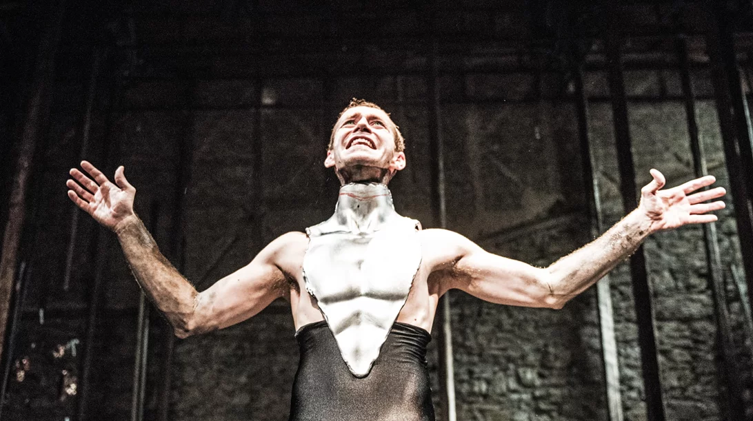 "Αιαυτός": Το τέλος του ήρωα μέσα από τη σκηνοθετική ματιά του Χάρη Φραγκούλη σε κείμενο Δημήτρη Δημητριάδη