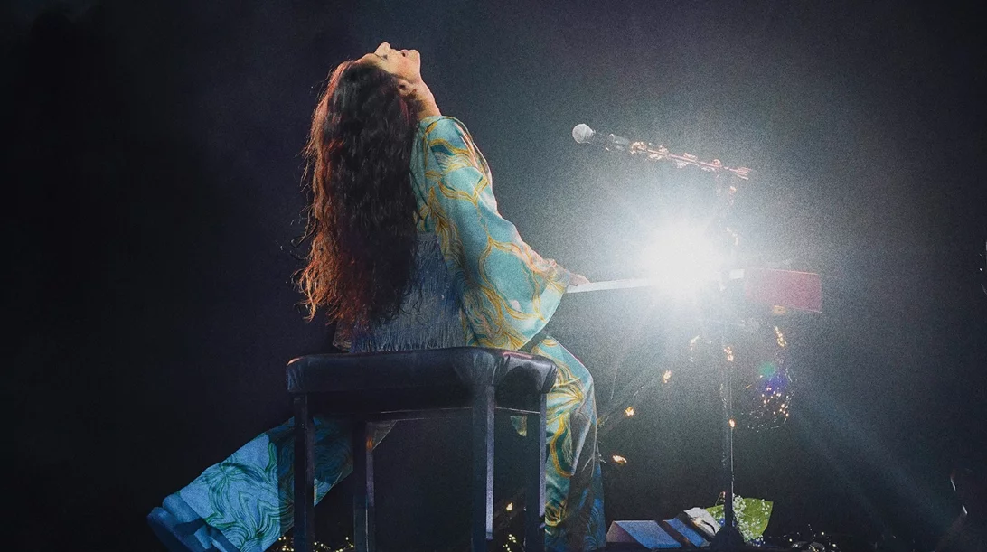 Η Μαρίνα Σπανού φέρνει το καλοκαίρι στον χειμώνα