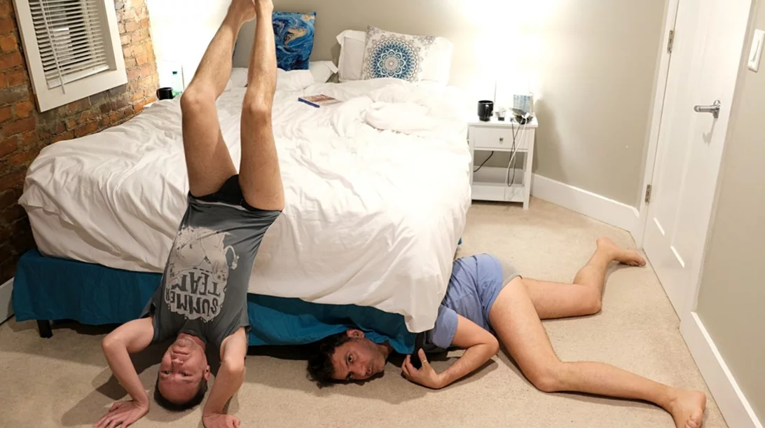 "Crushed Bitter Oranges": Μία χιουμοριστική περφόρμανς από τους Vaskos στο πλαίσιο του "Evrovizion"