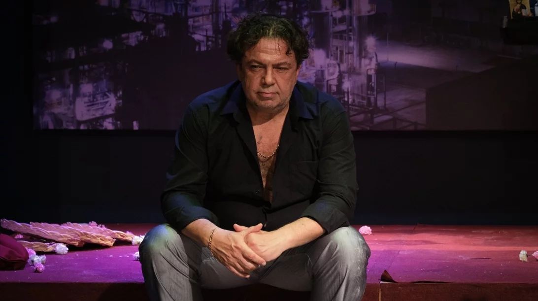 "Κωλόκαιρος": Το ελληνικό έργο που δυναμιτίζει τη σκηνή του θεάτρου "Τζένη Καρέζη"