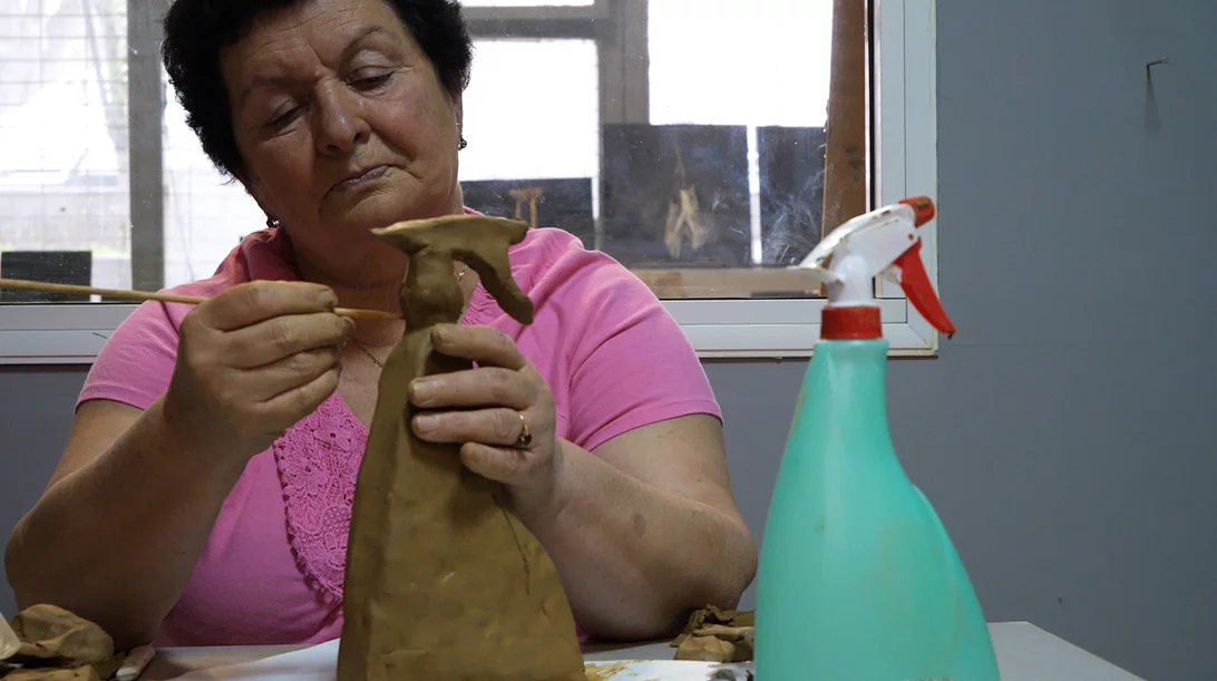 "Mama Klorin": Η Doreida Xhogu δίνει ξανά φωνή σε μετανάστριες καθαρίστριες