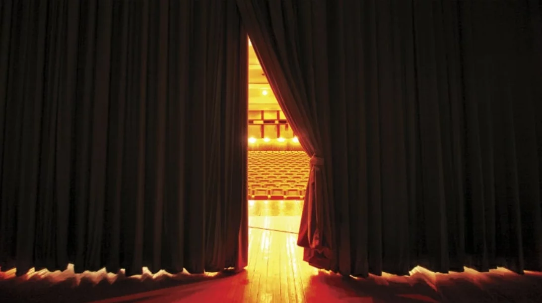 Ο Gent Hazizi έρχεται στο Από Μηχανής Θέατρο για ένα stand up comedy στ’ αλβανικά