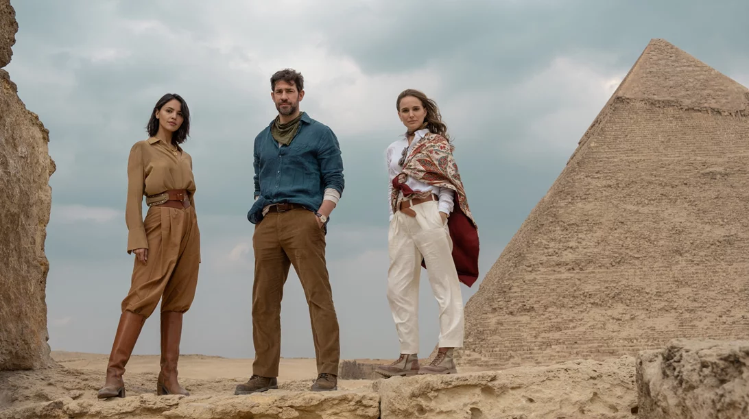 Ο Τζον Κραζίνσκι με αέρα Ιντιάνα Τζόουνς στο τρέιλερ του "Fountain of Youth"