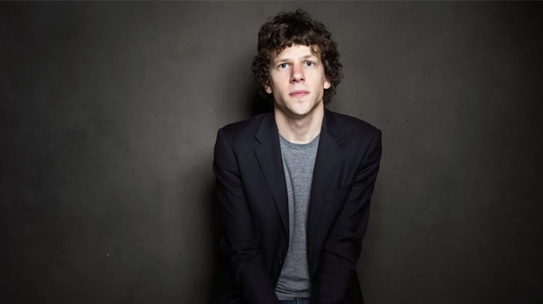 Ο Τζέσι Άιζενμπεργκ ετοιμάζει μιούζικαλ με την Τζούλιαν Μουρ