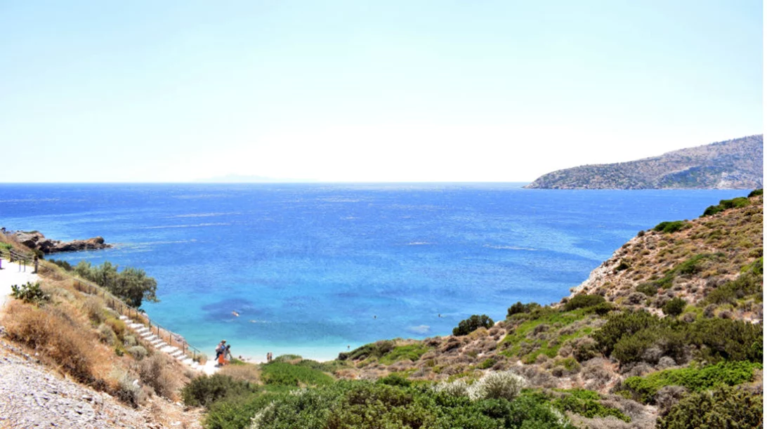 4 παραλίες κοντά στην Αθήνα για να δροσιστείς αυτό το Σαββατοκύριακο