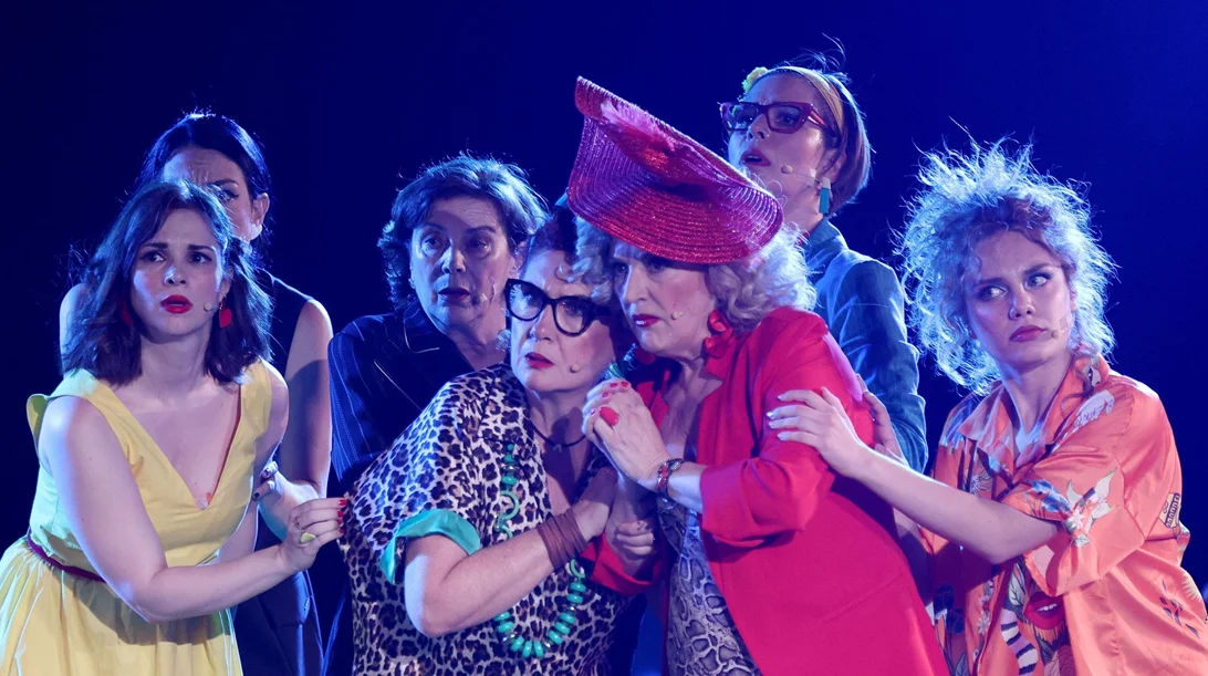 "Οκτώ γυναίκες": Πρώτες φωτογραφίες από την sold out πρεμιέρα της αγαπημένης μαύρης κωμωδίας