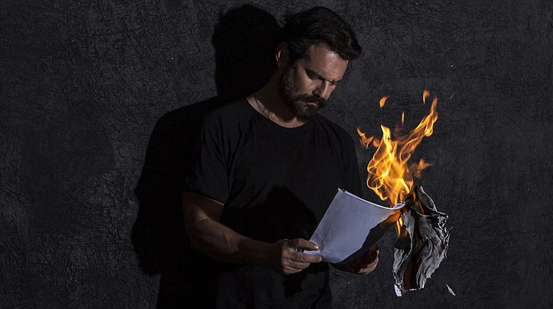 "Ο Σαίξπηρ ζει στο καταφύγιο": Το θεατρικό ρέκβιεμ του Γιώργου Σκούρτη στο θέατρο Μικρός Κεραμεικός