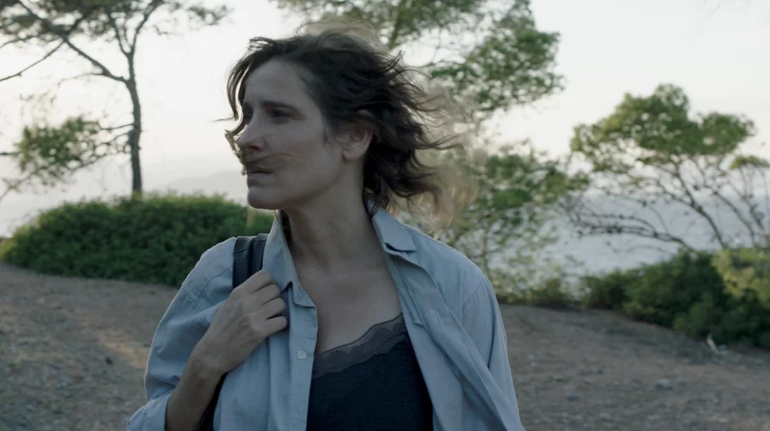 Η σκηνοθέτρια Αλίκη Δανέζη-Κνούτσεν και ένας ορμητικός έρωτας "Τόσο Κοντά, Τόσο Μακριά"