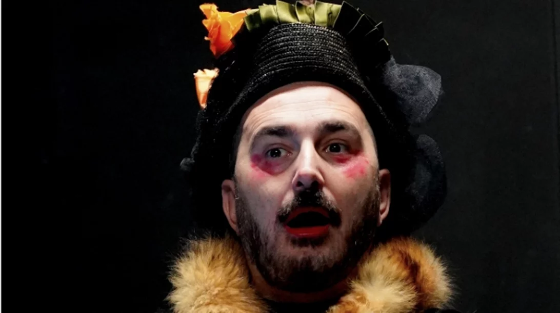 Η "Φαλακρή τραγουδίστρια" της ομάδας ΘΕΑΜΑ για τρεις ακόμα παραστάσεις