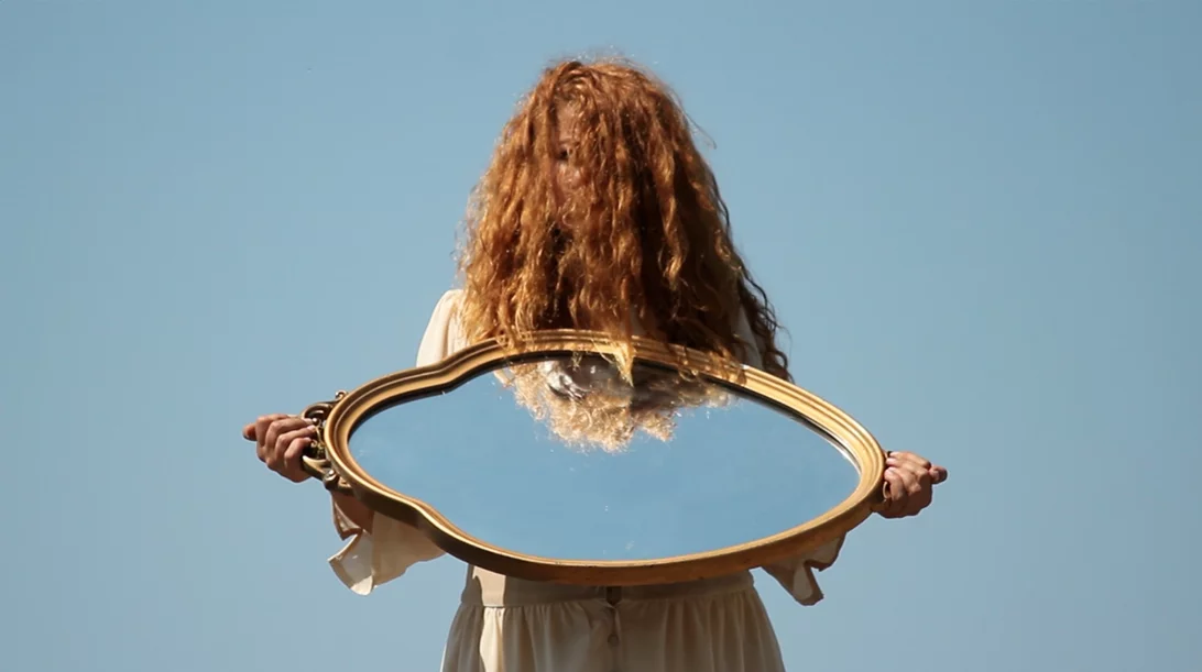 Η σχέση των συναισθημάτων με το χρώμα στην έκθεση "Purple Hearts, Black Smiles"