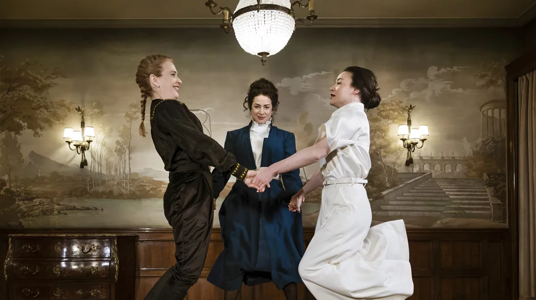 Εθνικό Θέατρο: "Τρεις αδελφές" του Τσέχωφ από τη Μαρία Μαγκανάρη σε έναν απρόσμενο χώρο