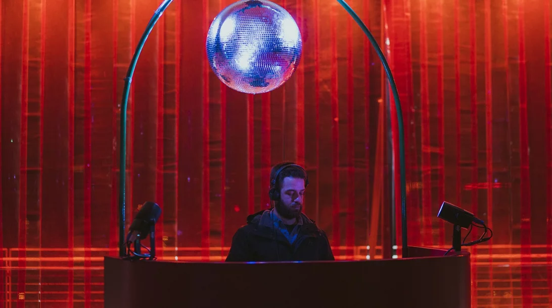 Τι παίζει στα μπαρ της πόλης τα Χριστούγεννα;