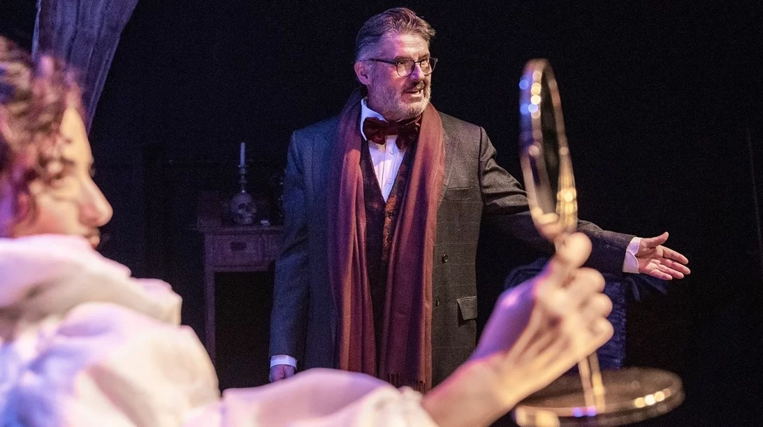 Νίκος Καμτσής: "Το ελληνικό θέατρο είναι χαλκέντερο και μας έχει εκπλήξει πολλές φορές· γιατί όχι και φέτος"