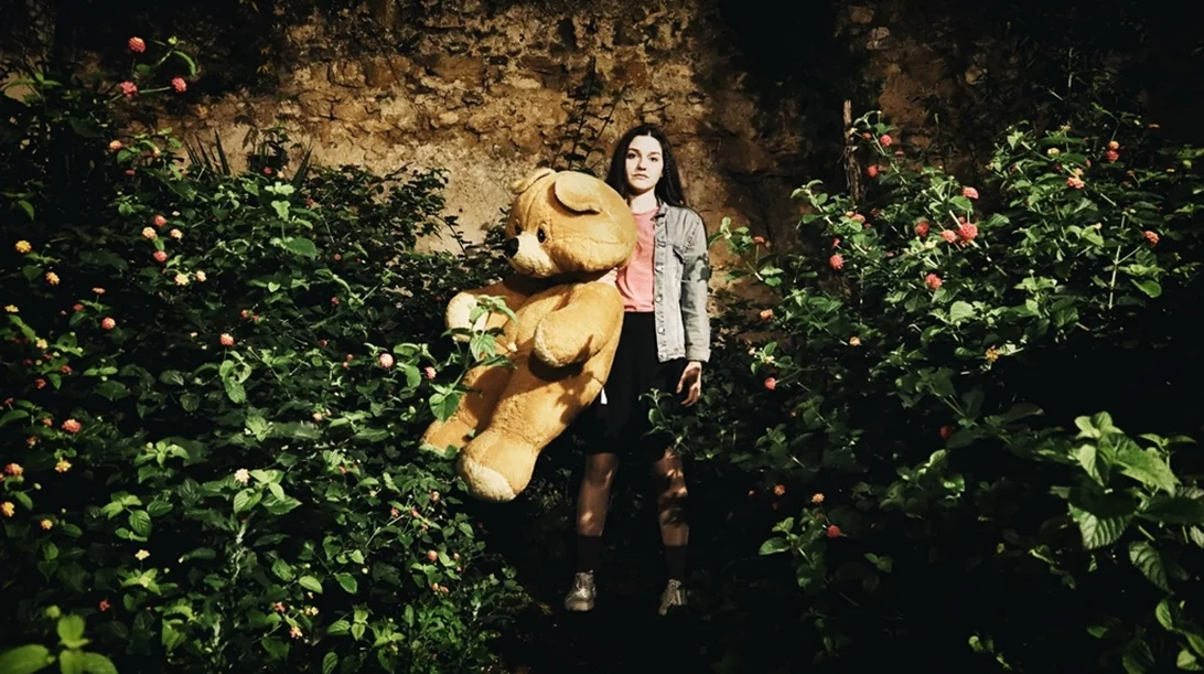 To "Dark Vanilla Jungle" μιλά για την κακοποίηση κάπου ανάμεσα στο ρεαλισμό και το όνειρο