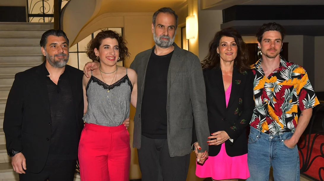 "Tiny Beautiful Things": Τι αποκάλυψε η Νία Βαρντάλος και ο θίασος πριν την πρεμιέρα στο Παλλάς