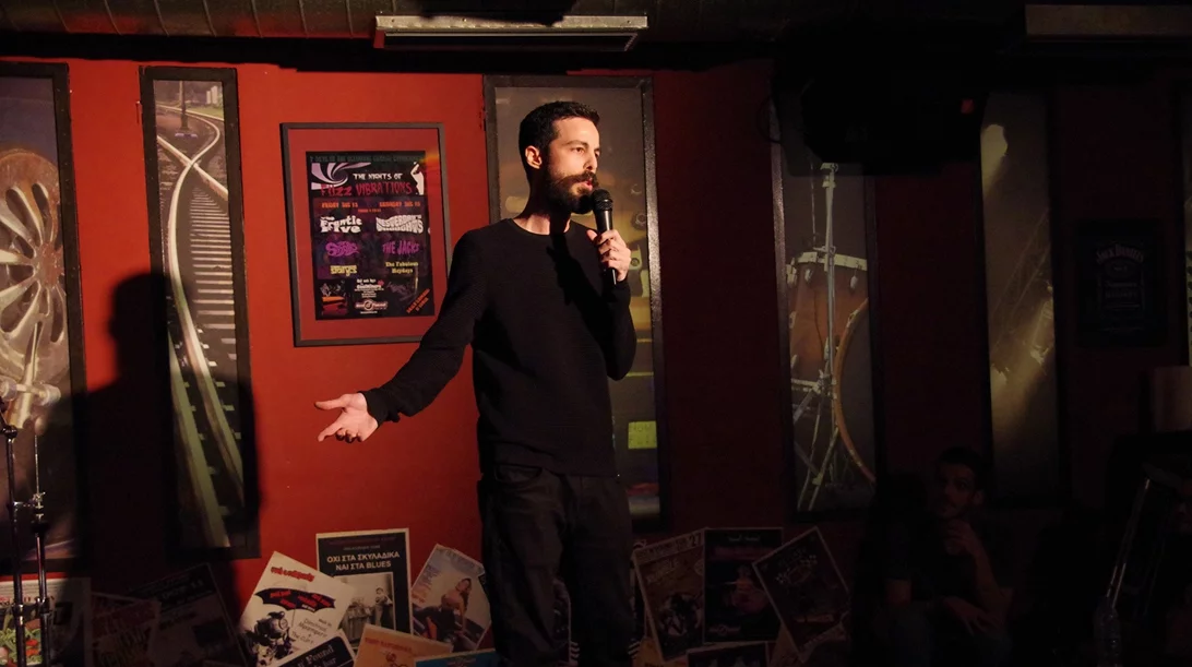 Ο Γιώργος Καραμανλής κόλλησε το μικρόβιο του stand up όταν πεταγόταν στο μάθημα και γελούσαν οι συμμαθητές του