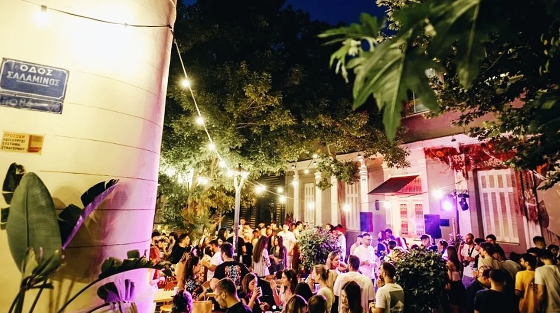 Πίνοντας στον πεζόδρομο: Μπαρ και οινικά σποτ για αυτό το καλοκαίρι στην Αθήνα