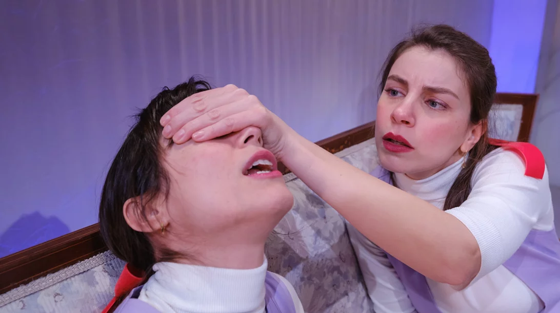 "Κάποιος μιλάει μόνος του κρατώντας ένα ποτήρι γάλα": Νέες ημερομηνίες για το έργο του Ευθύμη Φιλίππου