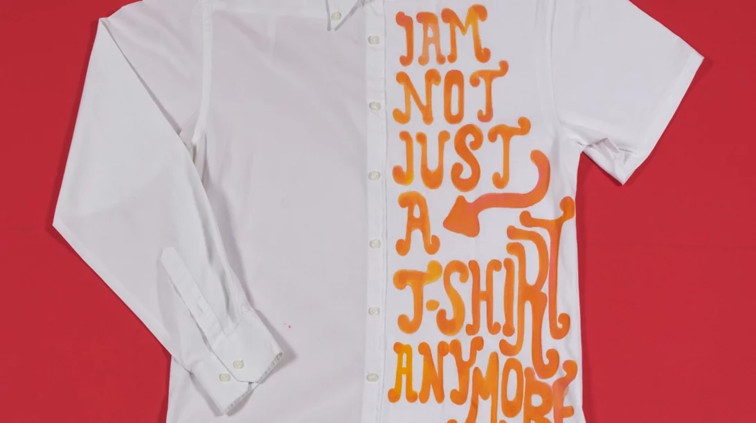 Πώς ένα λευκό t-shirt γίνεται καμβάς στα χέρια σύγχρονων εικαστικών