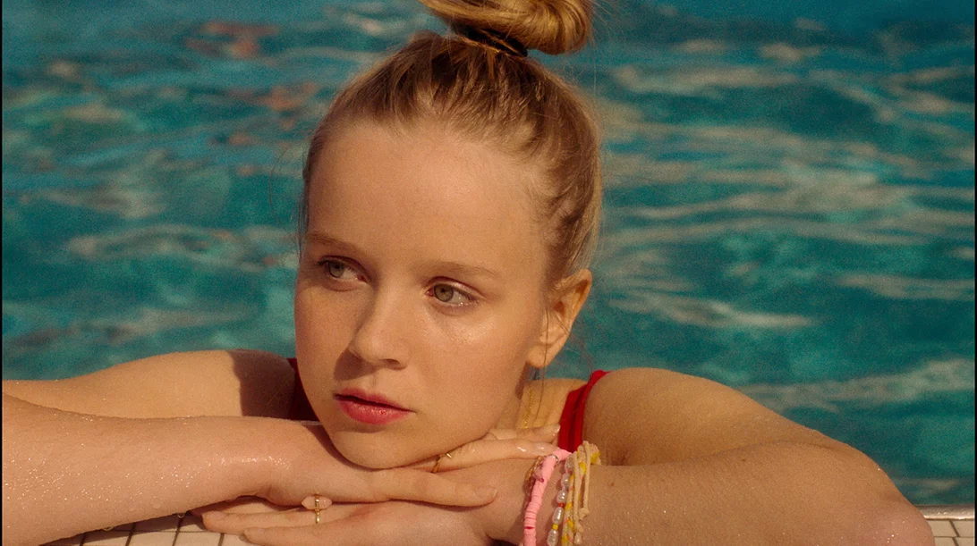 Updated | Η σκηνοθέτρια Κωνσταντίνα Κοτζαμάνη μιλά για το νεορομαντικό "What Mary Didn’t Know"