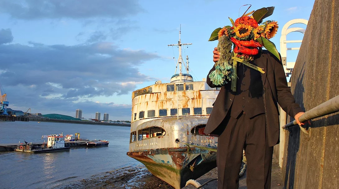 "Ας τραγουδήσουμε στο εύθραυστο καράβι της ύπαρξής μας": Ένα ταξίδι εξερεύνησης στα "σπλάχνα" του Δημοτικού Θεάτρου Πειραιά