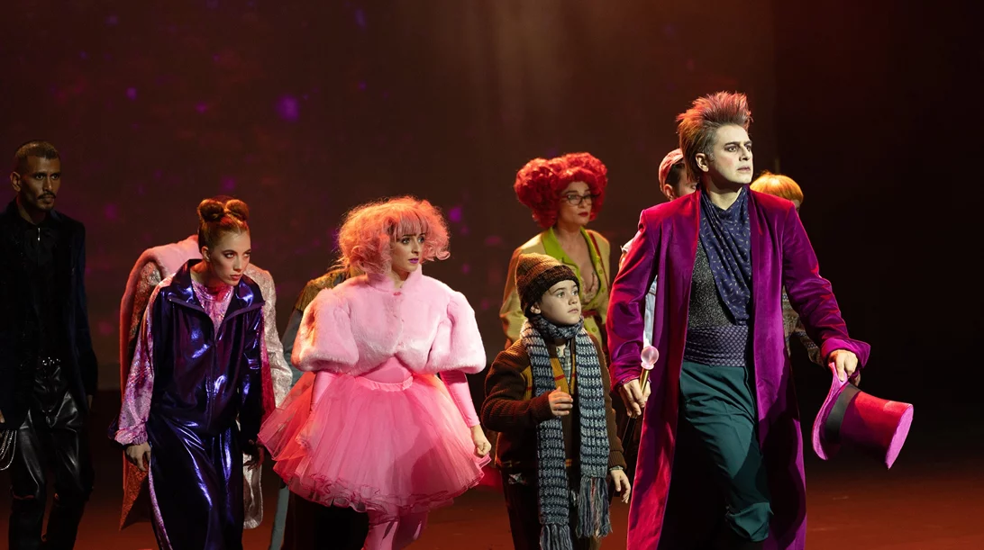 "Ο Τσάρλι και το εργοστάσιο σοκολάτας": Πρώτες φωτογραφίες από το μιούζικαλ που ανεβάζει ο Γιώργος Βάλαρης