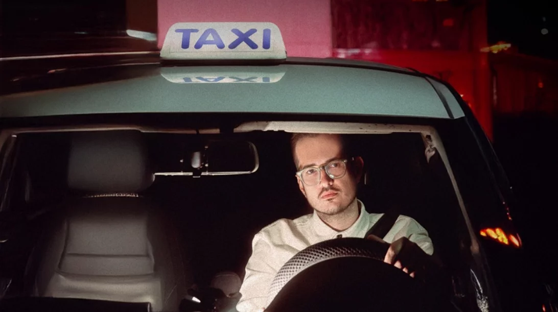 O Θανάσης Σαμαράς κυκλοφορεί 'Ελεύθερος' στο Θέατρο Noūs