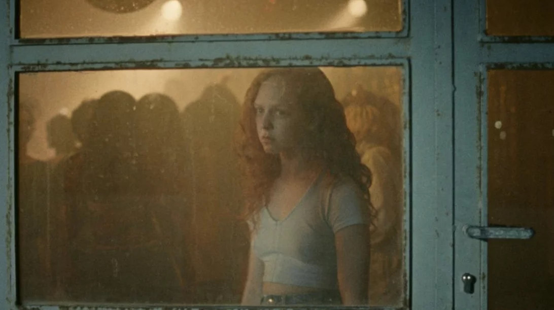 Η Θέλγια Πετράκη υμνεί τη νεανική αγάπη στις γλυκόπικρες "400 Κασέτες"