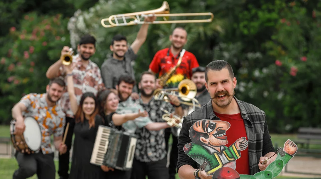 Το "Λεωφορείο του Καραγκιόζη" μάς ταξιδεύει σε όλη την Ελλάδα