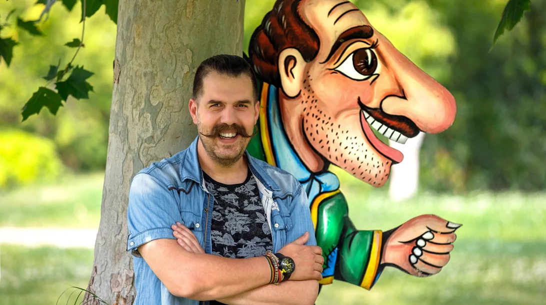 "Αργοναυτική εκστρατεία": Ο Ηλίας Καρελλάς σαλπάρει με τον Καραγκιόζη στον Κήπο του Μεγάρου