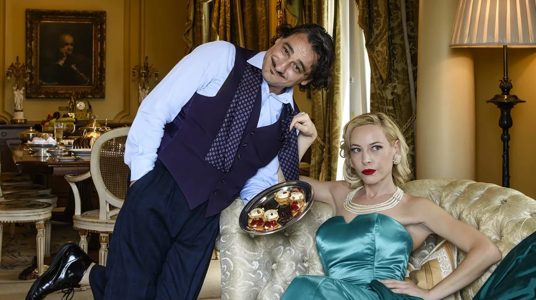 Ο Βασίλης Χαραλαμπόπουλος είναι ο "Υπηρέτης δύο Αφεντάδων" και σε καλοκαιρινή περιοδεία