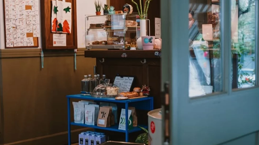 Café την ημέρα, μπαρ το βράδυ: Ένα Σπουργίτι ανοίγει τα φτερά του στην Ηλιούπολη