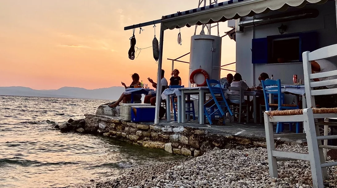 Ο "Φάρος" στον Μύτικα είναι μία ψαροταβέρνα-εμπειρία