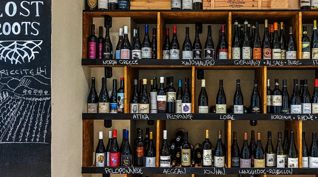 Το "Lost Roots" είναι ένα wine bar με βαθιές οινικές ρίζες