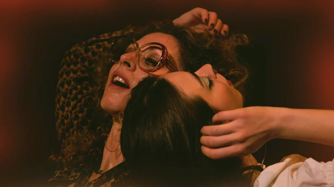 Προσφορά εισιτηρίων στο Rabbithole για την παράσταση "1975 ή Πιο γρήγορα, Εμμανουέλα! Σκότωσε! Σκότωσε!"