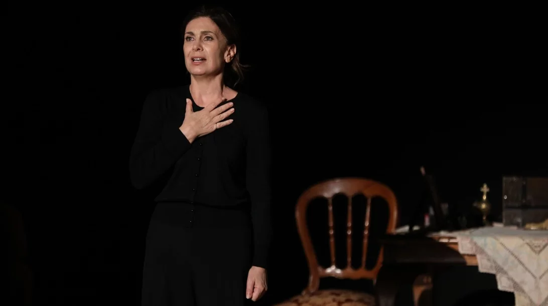 "Πόρνη από πάνω": Δύο τελευταίες καλοκαιρινές παραστάσεις για την Κατερίνα Διδασκάλου