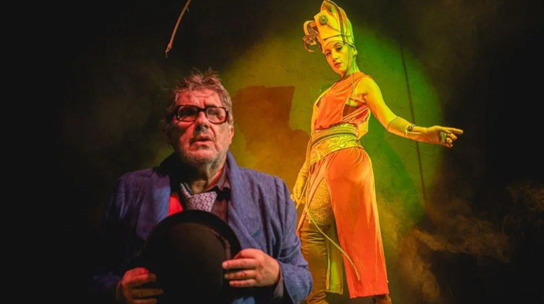 "Killing Godot": Ο Νίκος Καμτσής παίζει, σκηνοθετεί και γράφει για την παγκόσμια πρεμιέρα