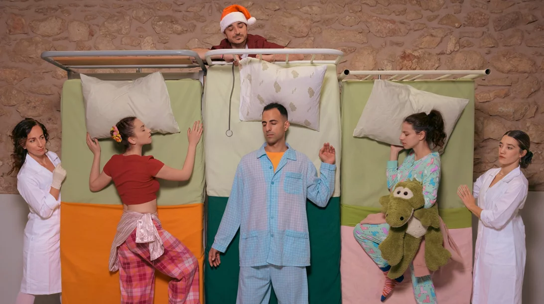 "Επείγοντα Χριστούγεννα": Mια παράσταση της "συντεχνίας του γέλιου" για την αληθινή μαγεία των γιορτών