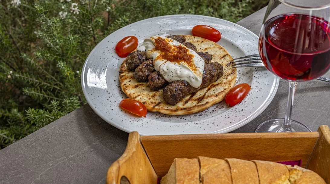 Λένε πως αυτά τα κεμπαπάκια στην Κυψέλη είναι από τα πιο ζουμερά της πόλης