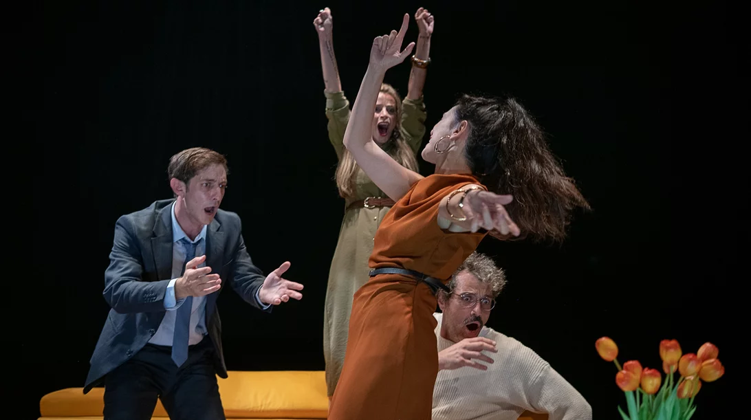 "Ο Θεός της σφαγής": Πρώτες φωτογραφίες από την θεατρική παράσταση του θεάτρου Πορεία και του ΔΗΠΕΘΕ Κρήτης