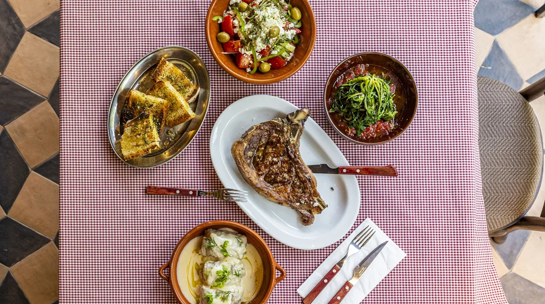 Mία από τις καλύτερες αθηναϊκές ταβέρνες θα είναι ανοιχτή όλο τον Αύγουστο