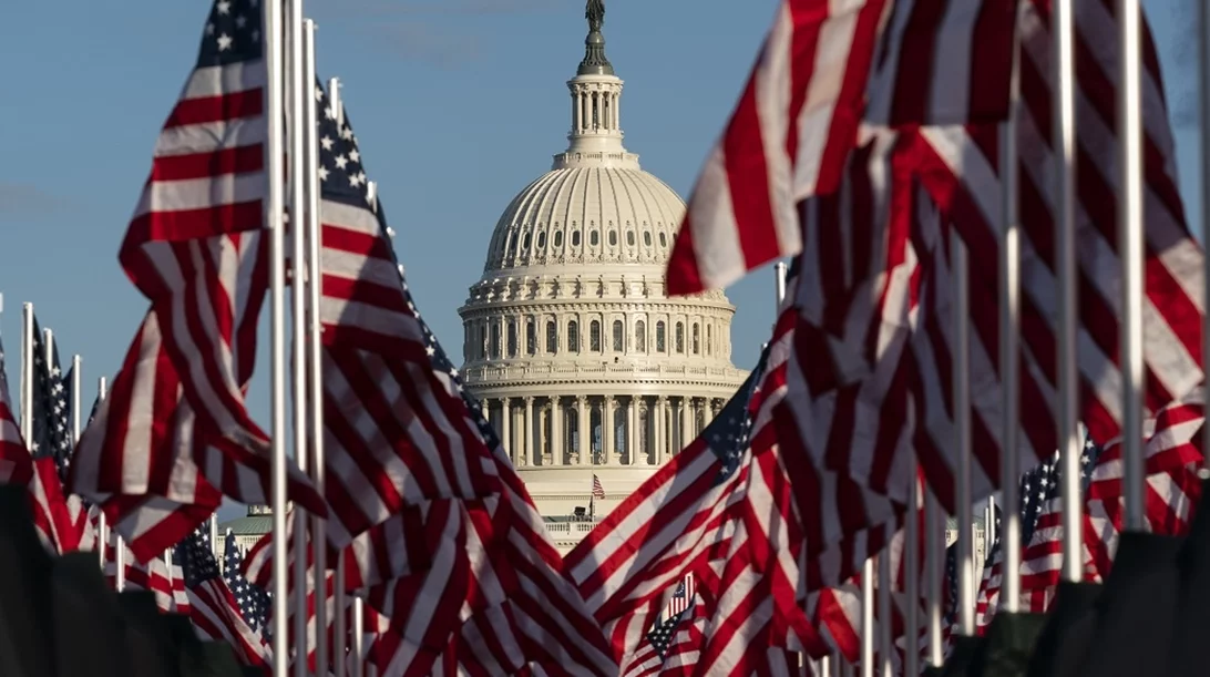 Ο Ντόναλτ Τραμπ βάζει δασμούς 100% και στο Χόλιγουντ